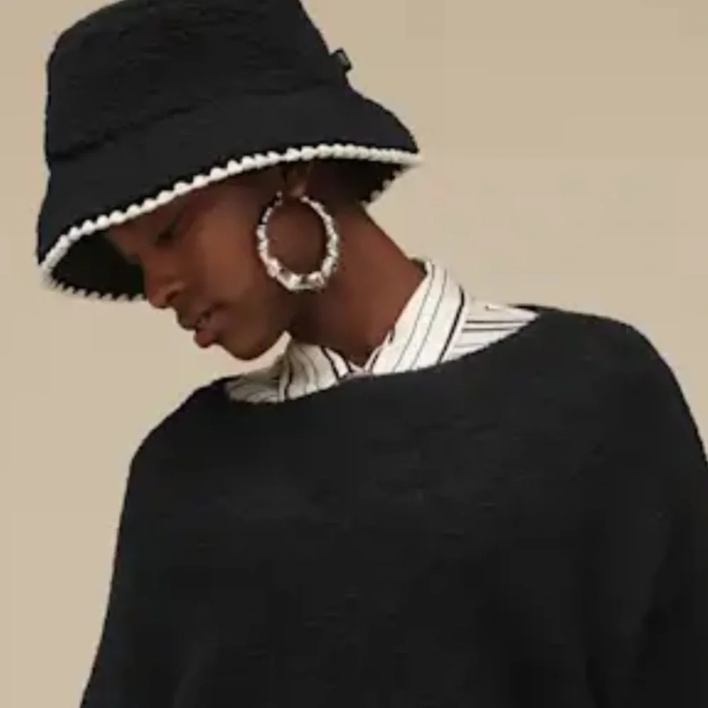 Brand new UGG Black Bucket Hat with White scalloped Edges - Picture 1 of 5